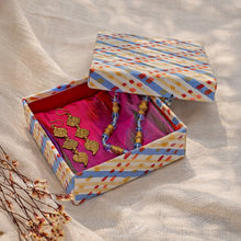 Load image into Gallery viewer, Threads Of Love Gift Hamper