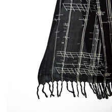 Load image into Gallery viewer, Black And White Handwoven Jamdani Stole
