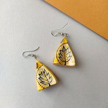 Load image into Gallery viewer, Papier Mache Jewellery Set Earring And Pendant- Yellow
